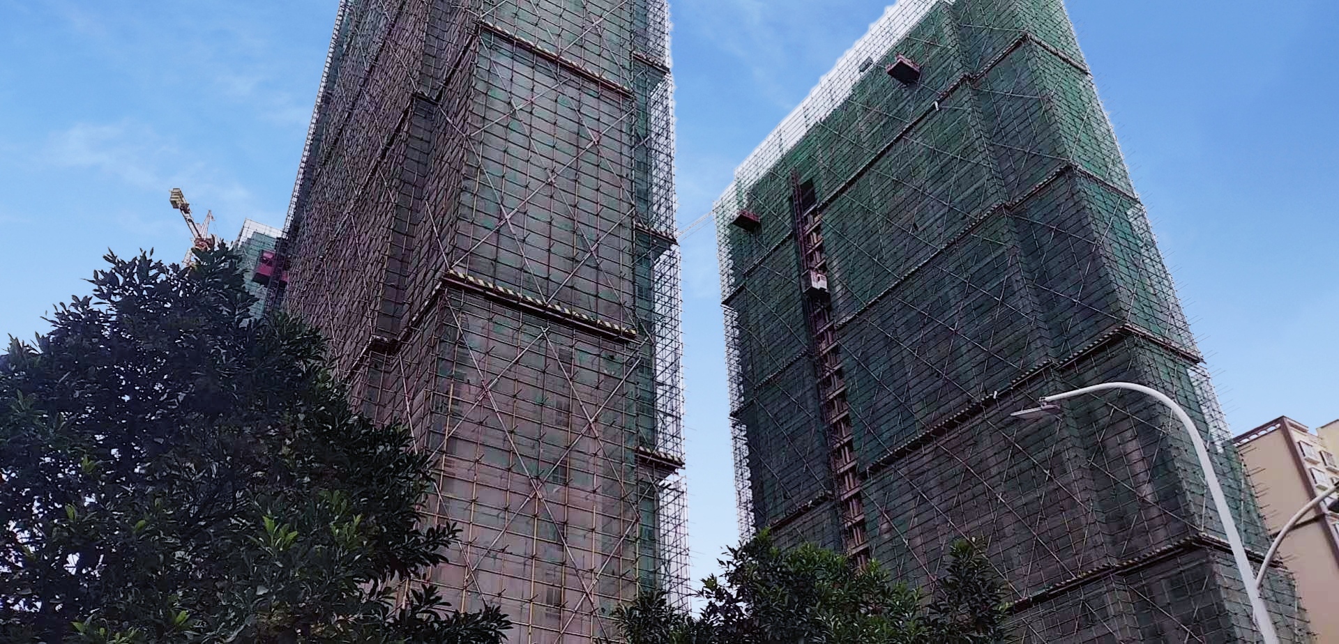 發(fā)霉舊外墻能用仿石漆翻新嗎？華喆給你答案！