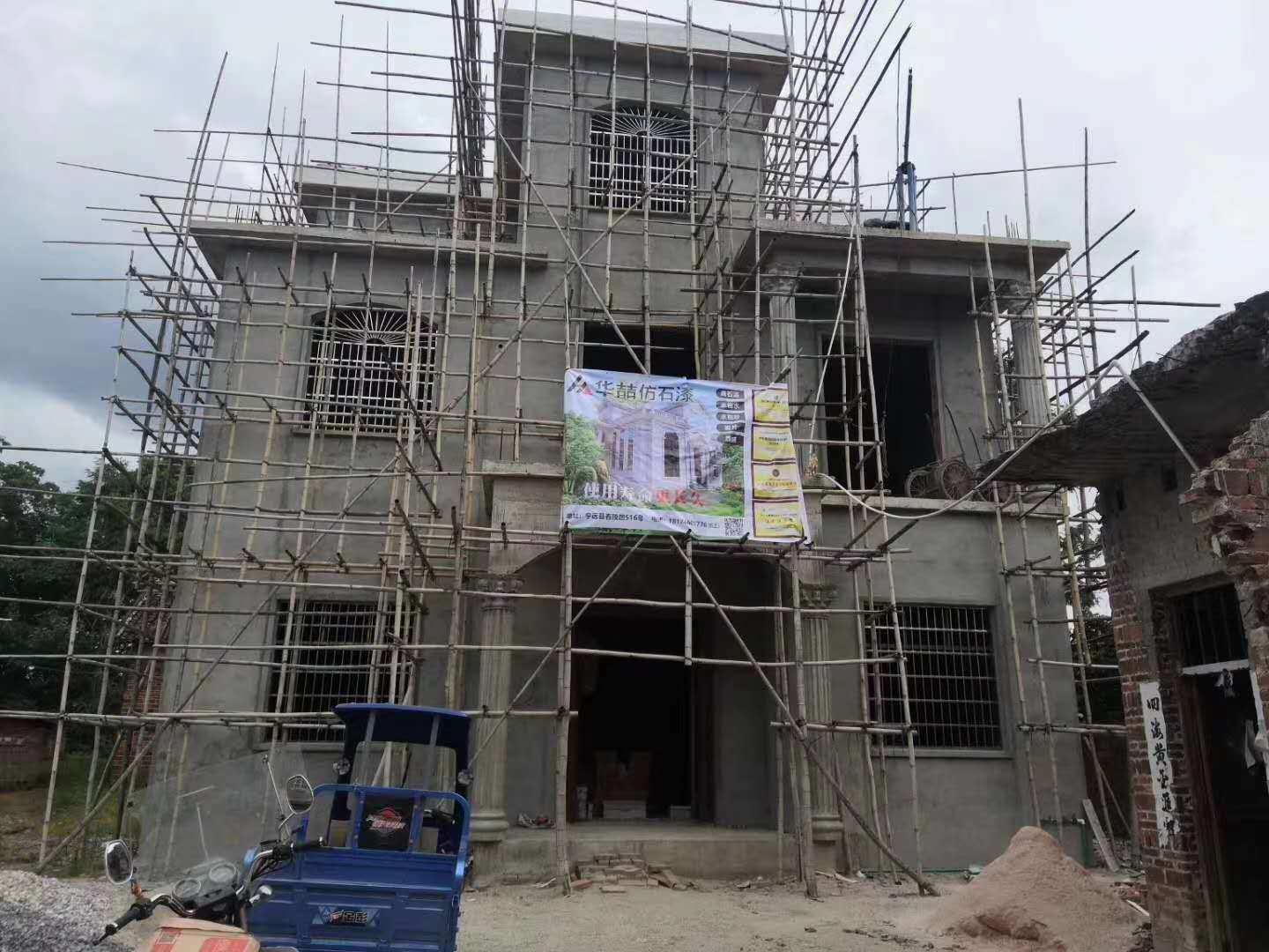 瓷磚外墻翻新仿石漆需要鏟掉瓷磚嗎？